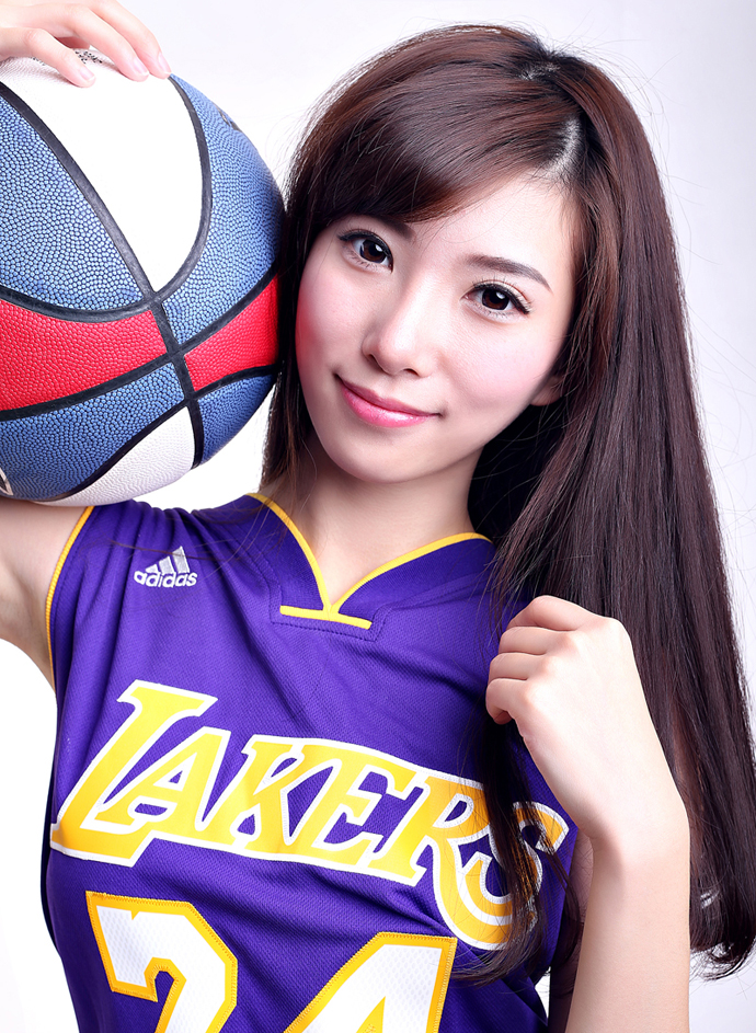 点击大图看下一张：美女篮球宝贝王化萌篮球服活力写真致命诱惑