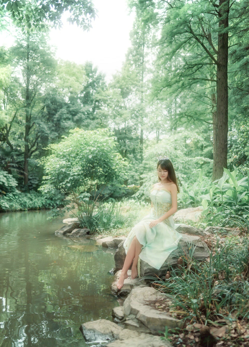 点击大图看下一张：森林处的温柔美丽皇冠公主范美女
