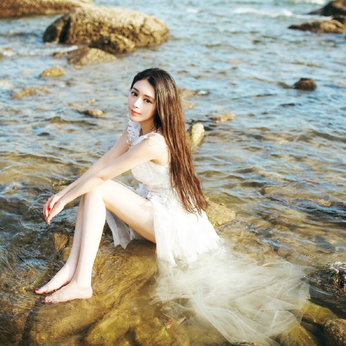 点击大图看下一张：气质女神海边吊带长裙性感湿身写真