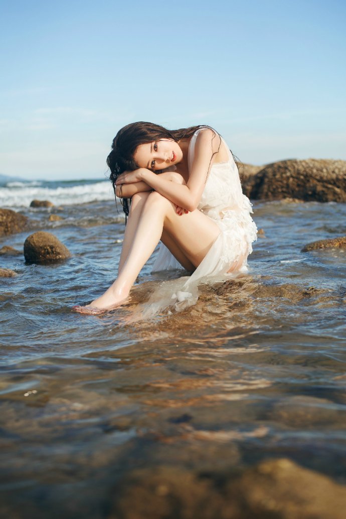 点击大图看下一张：气质女神海边吊带长裙性感湿身写真