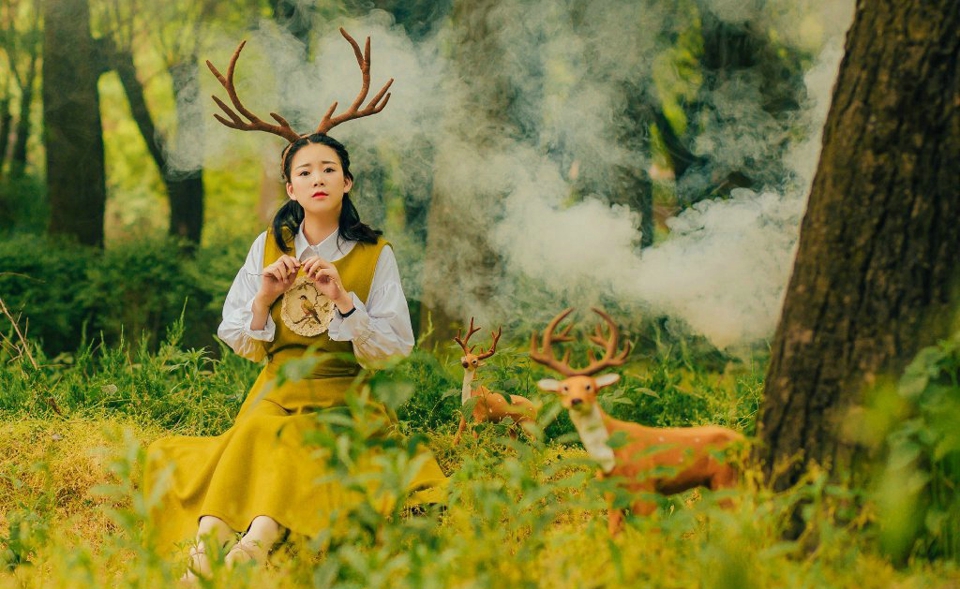 点击大图看下一张：森林处的麋鹿少女宛如童话梦境