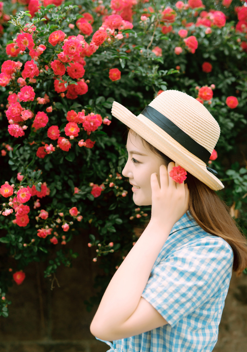 点击大图看下一张：草帽少女甜美花丛写真可爱迷人