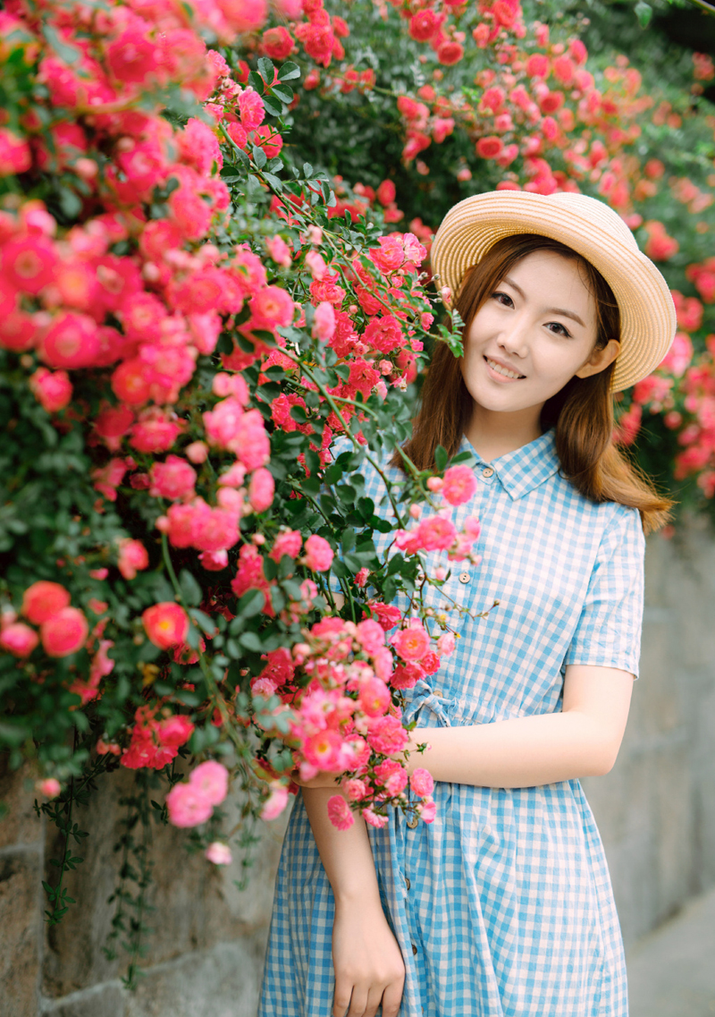 点击大图看下一张：草帽少女甜美花丛写真可爱迷人