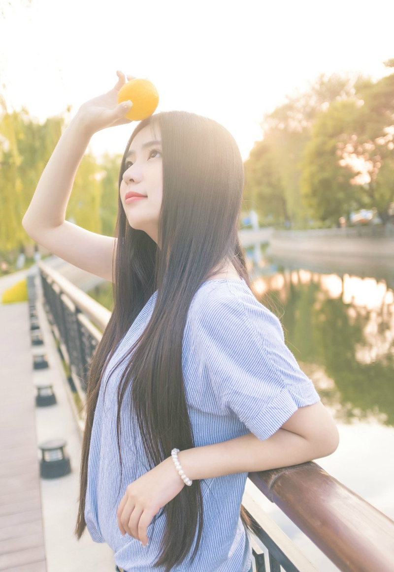 点击大图看下一张：黑长直气质少女酸甜柠檬可爱写真