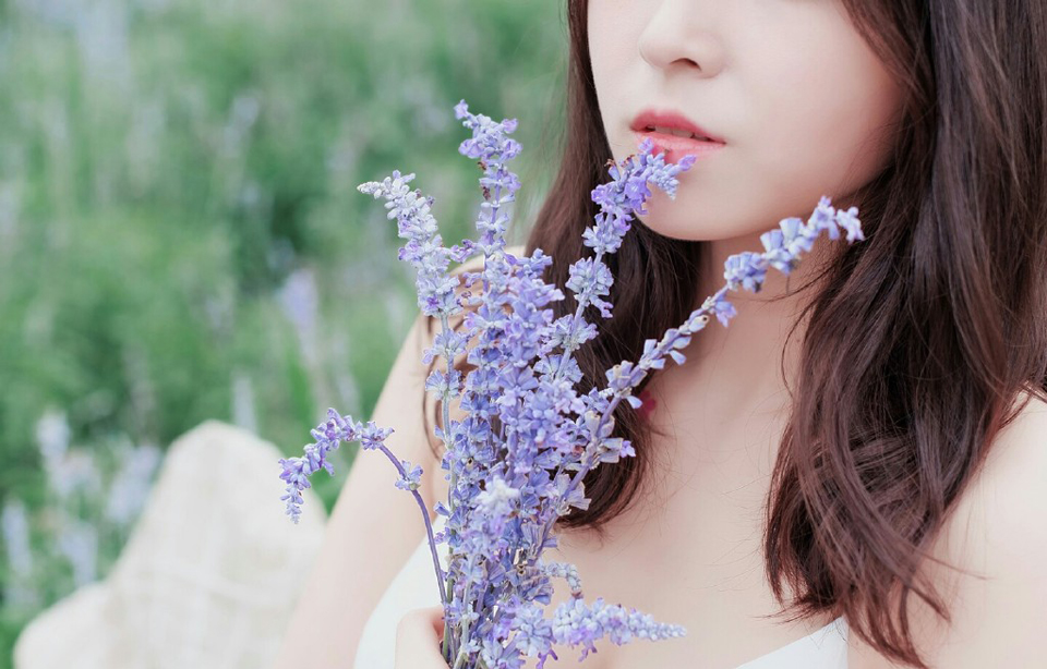点击大图看下一张：气质女神薰衣草花园浪漫梦幻写真
