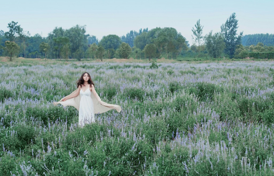 点击大图看下一张：气质女神薰衣草花园浪漫梦幻写真
