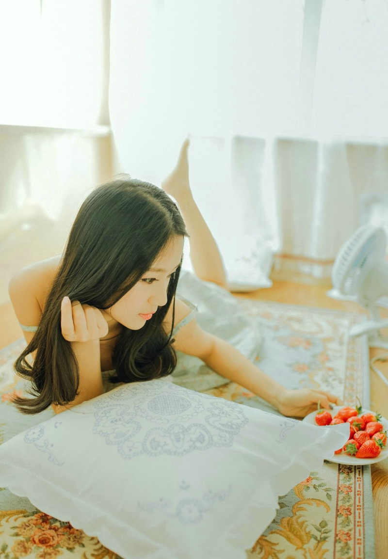 点击大图看下一张：草莓少女吊带睡衣私房慵懒时光