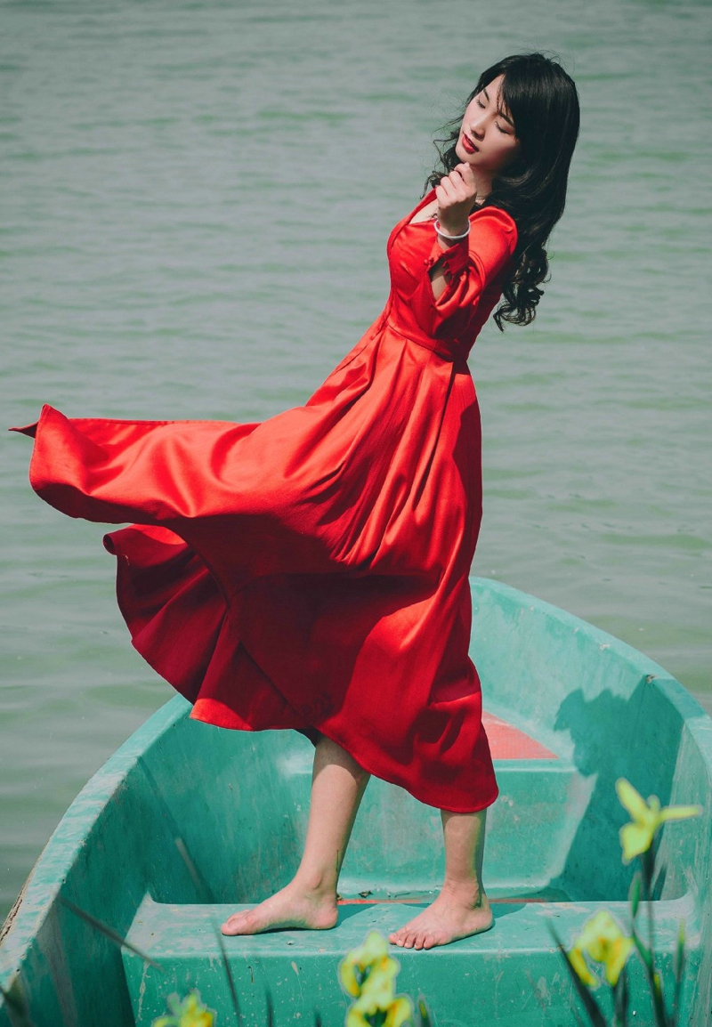 点击大图看下一张：高贵冷艳红裙御姐湖边小船靓丽写真