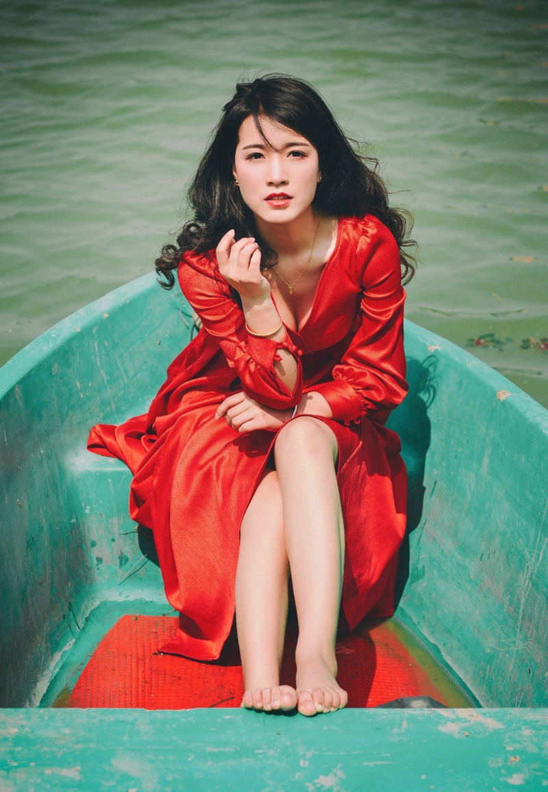 点击大图看下一张：高贵冷艳红裙御姐湖边小船靓丽写真