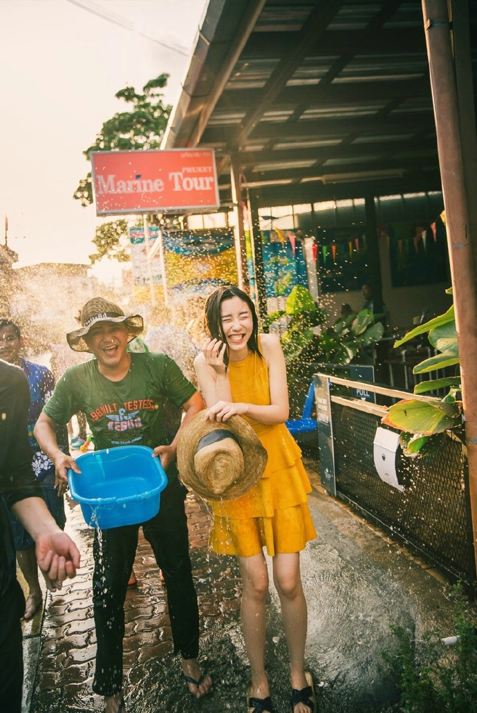 点击大图看下一张：泰国泼水节被围攻的欢乐少女大家齐湿身