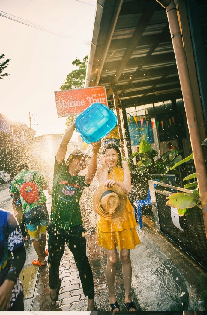 点击大图看下一张：泰国泼水节被围攻的欢乐少女大家齐湿身