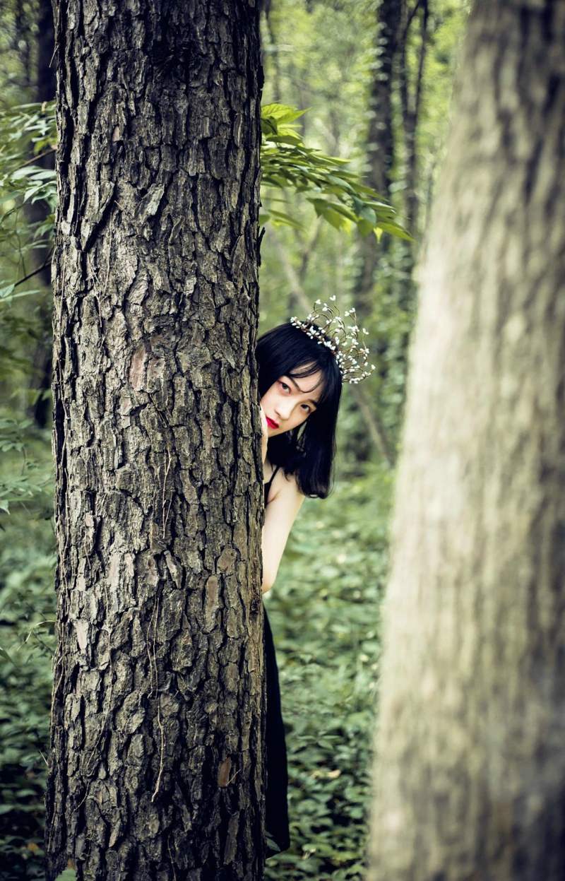点击大图看下一张：森林处的精灵美少女吸睛魅力散发