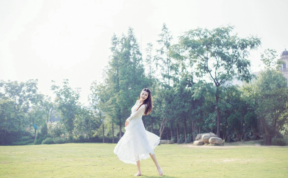 点击大图看下一张：白裙气质美女草坪上笑颜魅力动人