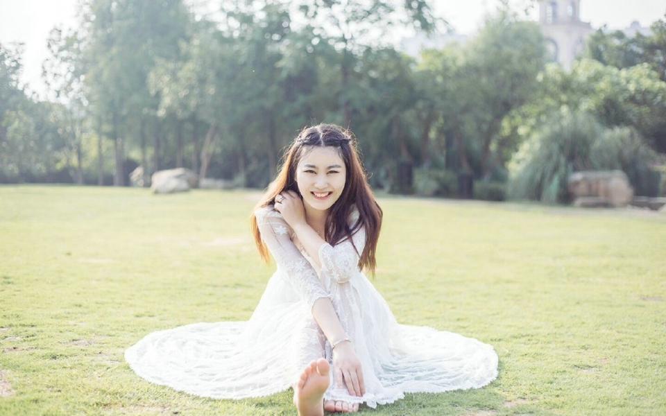 点击大图看下一张：白裙气质美女草坪上笑颜魅力动人