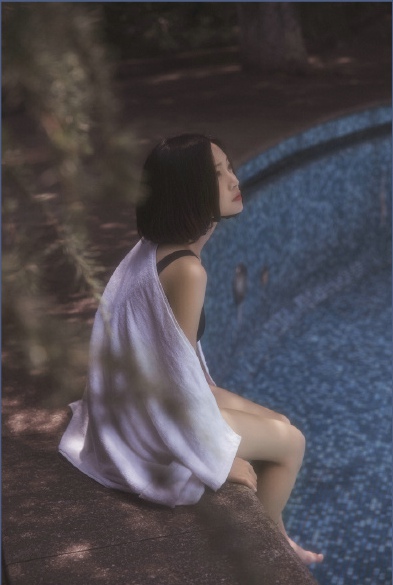 点击大图看下一张：纤细白皙的短发妹子泳池文艺写真