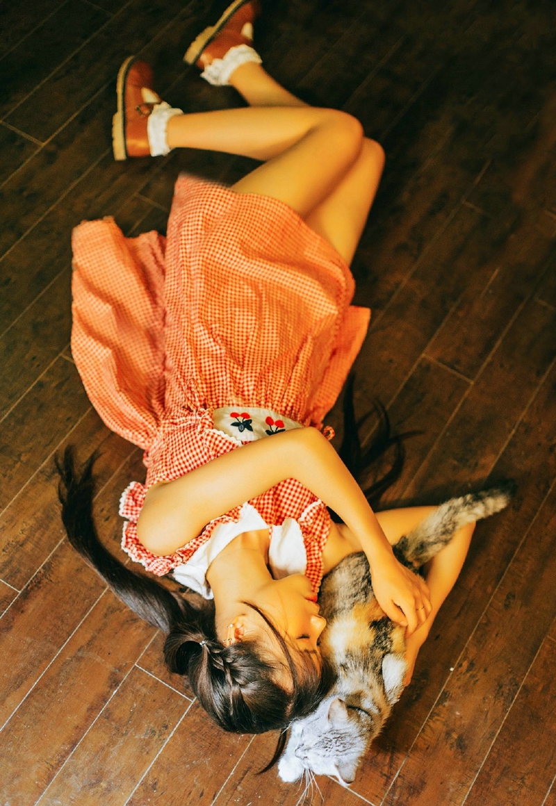 点击大图看下一张：私房内的猫咪少女甜美可人
