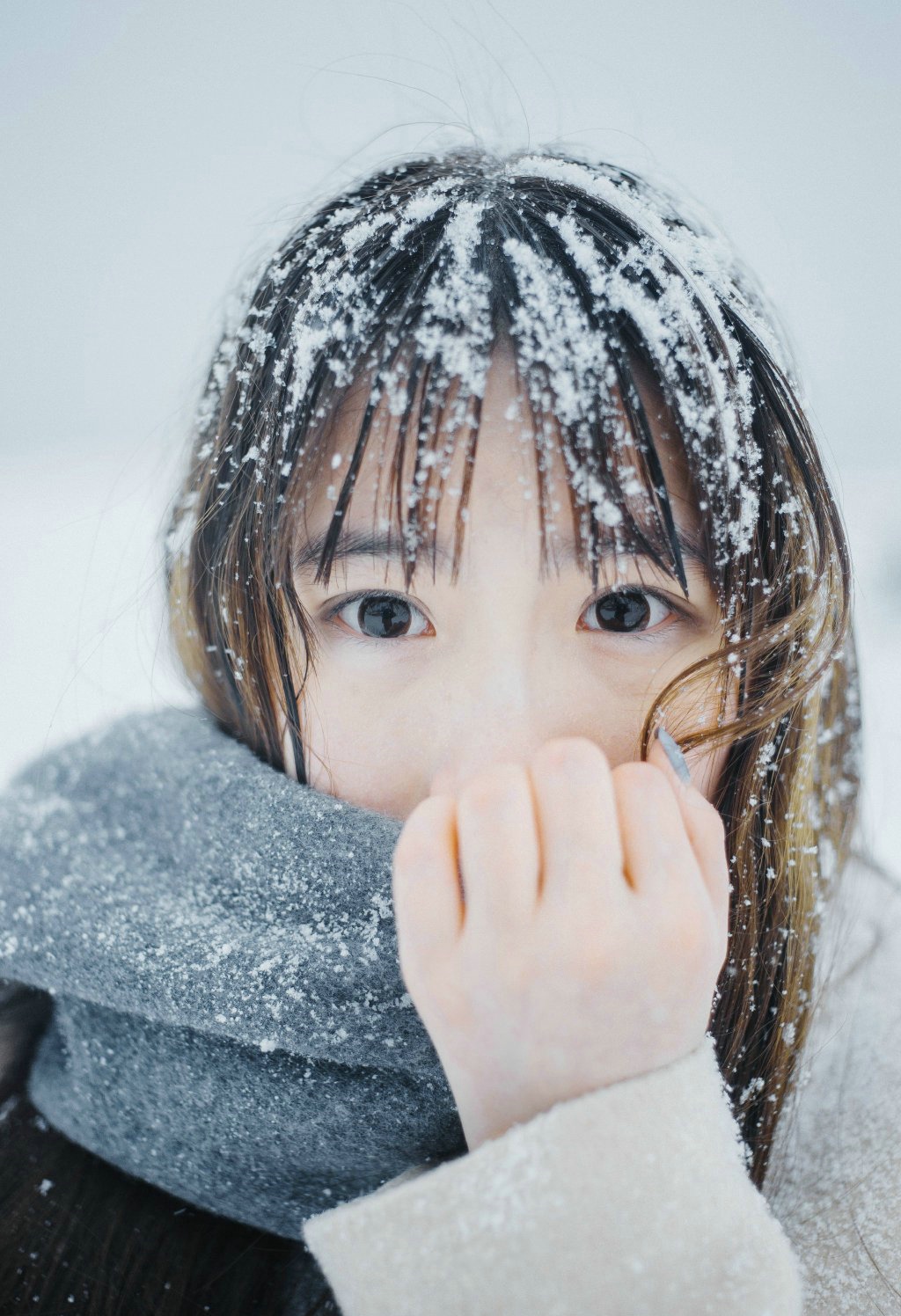 点击大图看下一张：下雪天的北海道 少女和雪都美的很梦幻