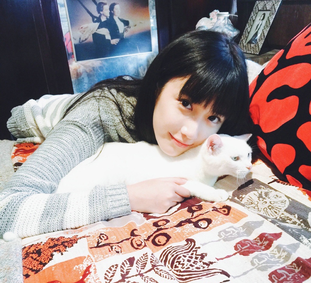 点击大图看下一张：甜美黑长直软妹和她的小白猫