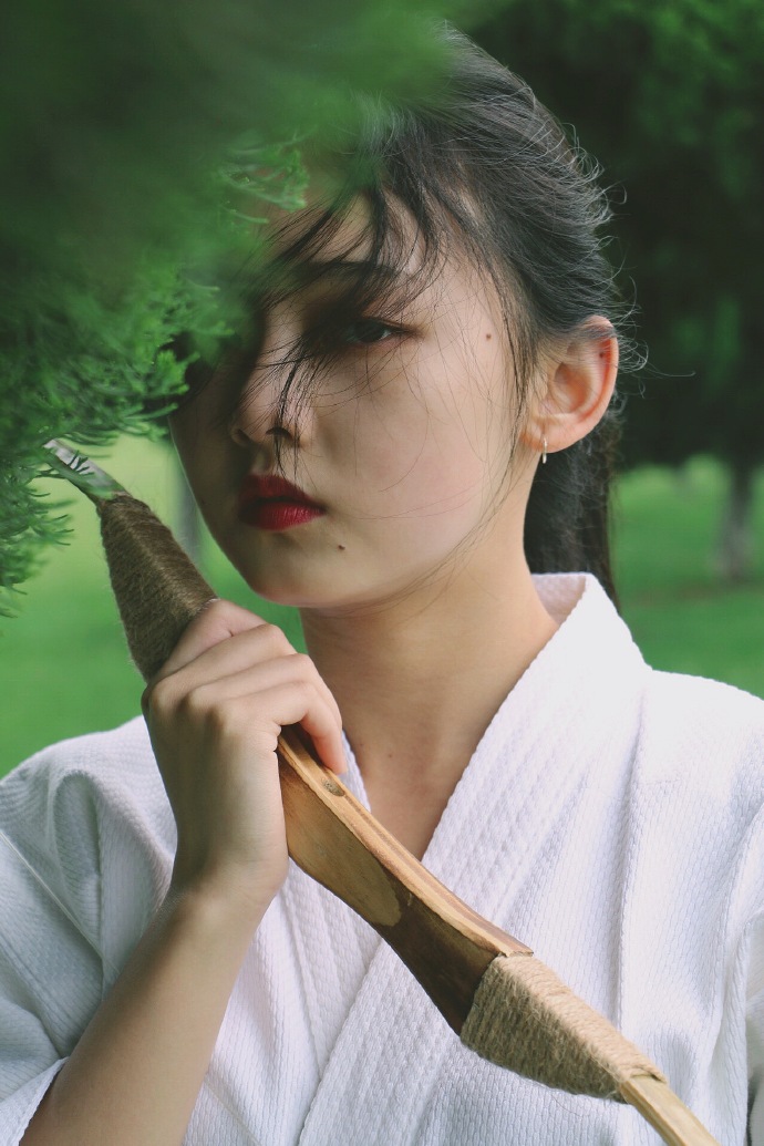 点击大图看下一张：桔梗少女手持日式弓箭帅气逼人