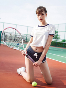 白皙长腿妹子网球场挥汗写真