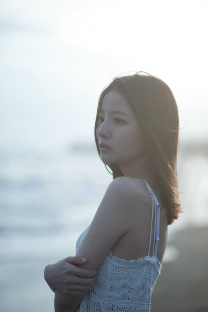 点击大图看下一张:清纯美女海滩边迷人写真