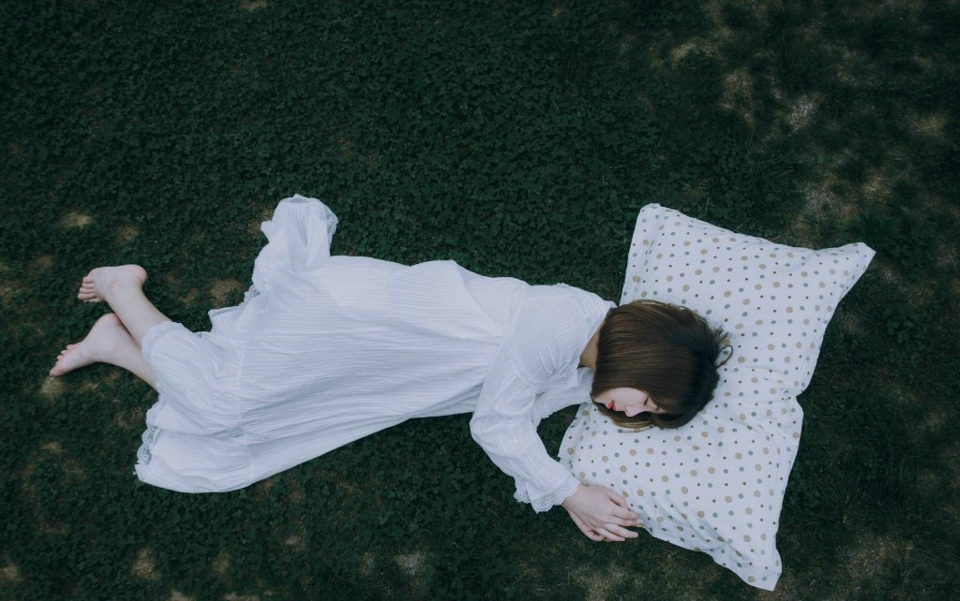 点击大图看下一张：草地上的睡衣短发少女慵懒迷糊