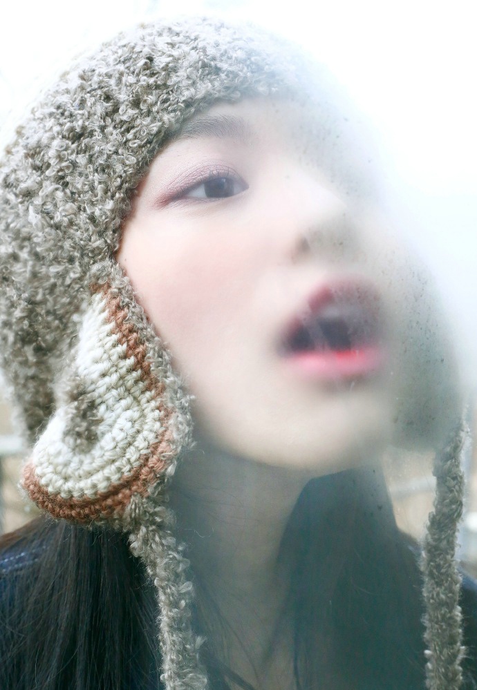 点击大图看下一张：冬日里的小清新 可爱毛线帽配大眼美女