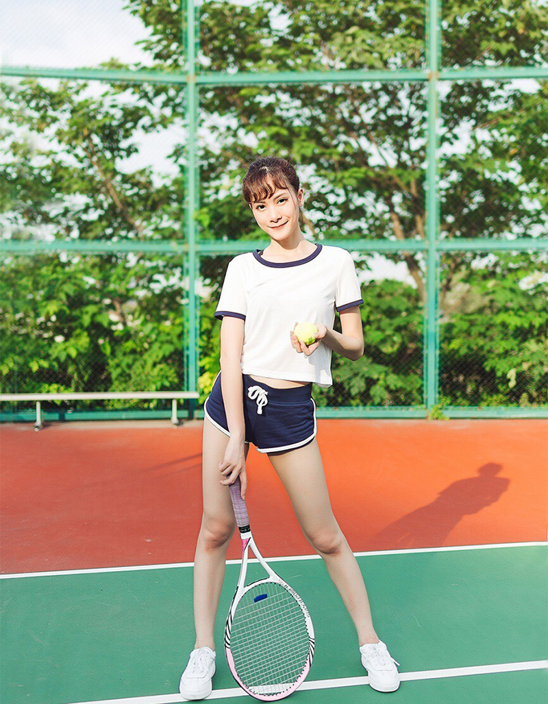 点击大图看下一张：白皙长腿妹子网球场挥汗写真
