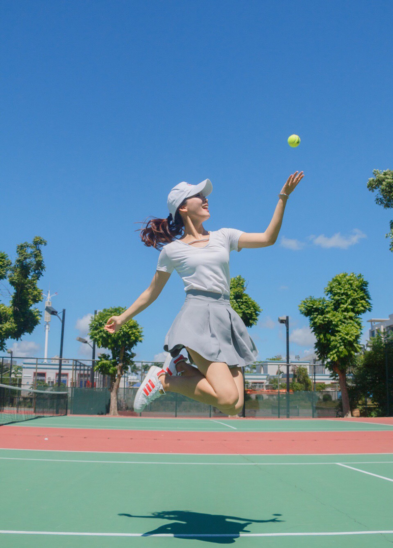 点击大图看下一张：活力网球少女清新写真