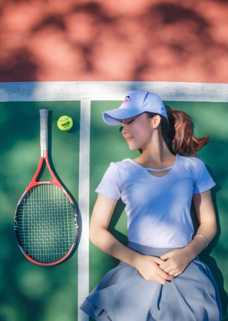 点击大图看下一张：活力网球少女清新写真