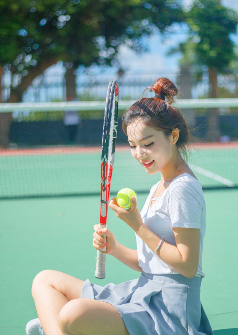 点击大图看下一张：活力网球少女清新写真