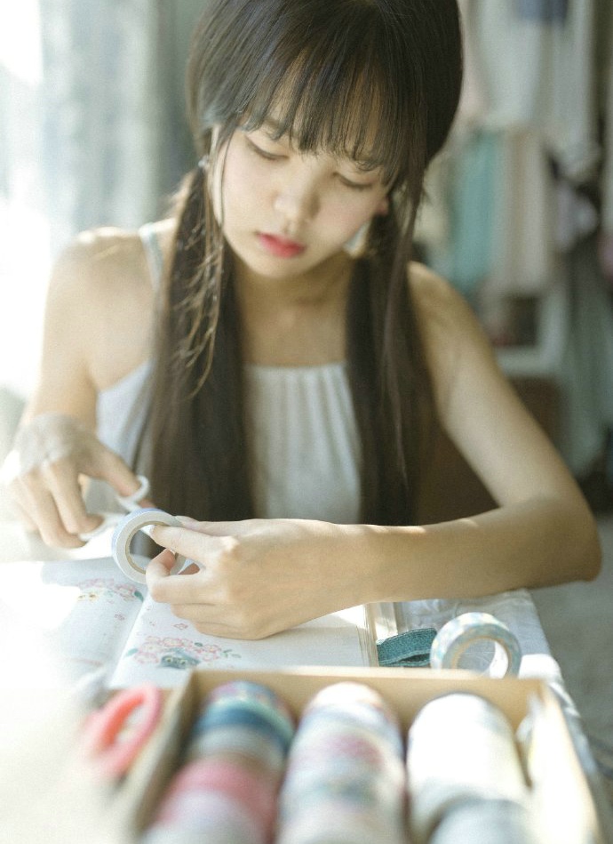 点击大图看下一张:纤细白皙的双马尾少女面容精致似玩偶