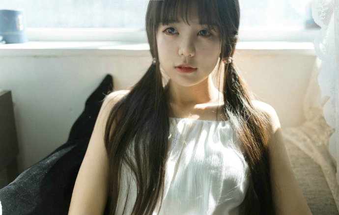 点击大图看下一张:纤细白皙的双马尾少女面容精致似玩偶