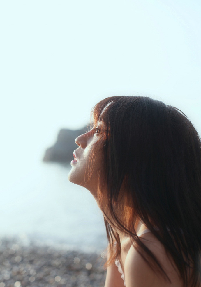 点击大图看下一张:海滩上的年轻文艺少女性感薄纱小露身材