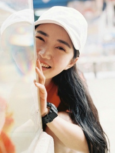 棒球帽少女的地铁奇遇笑眼迷人甜美可爱