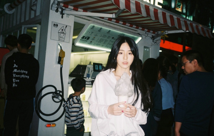 点击大图看下一张：黑夜中的白衬衫少女貌美肤白日常照