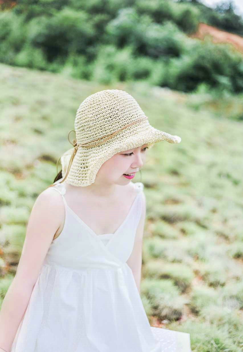 点击大图看下一张：明媚天空下的草帽白皙美少女青春活力