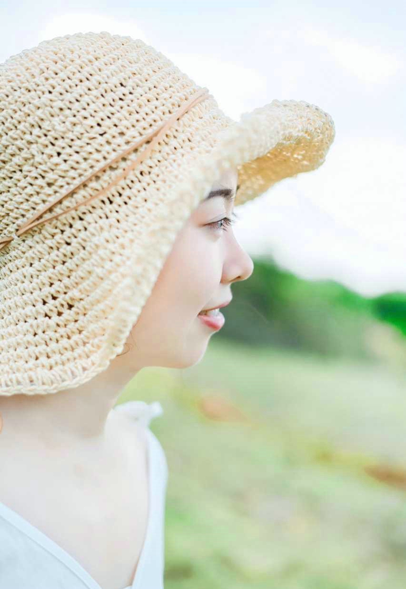 点击大图看下一张：明媚天空下的草帽白皙美少女青春活力