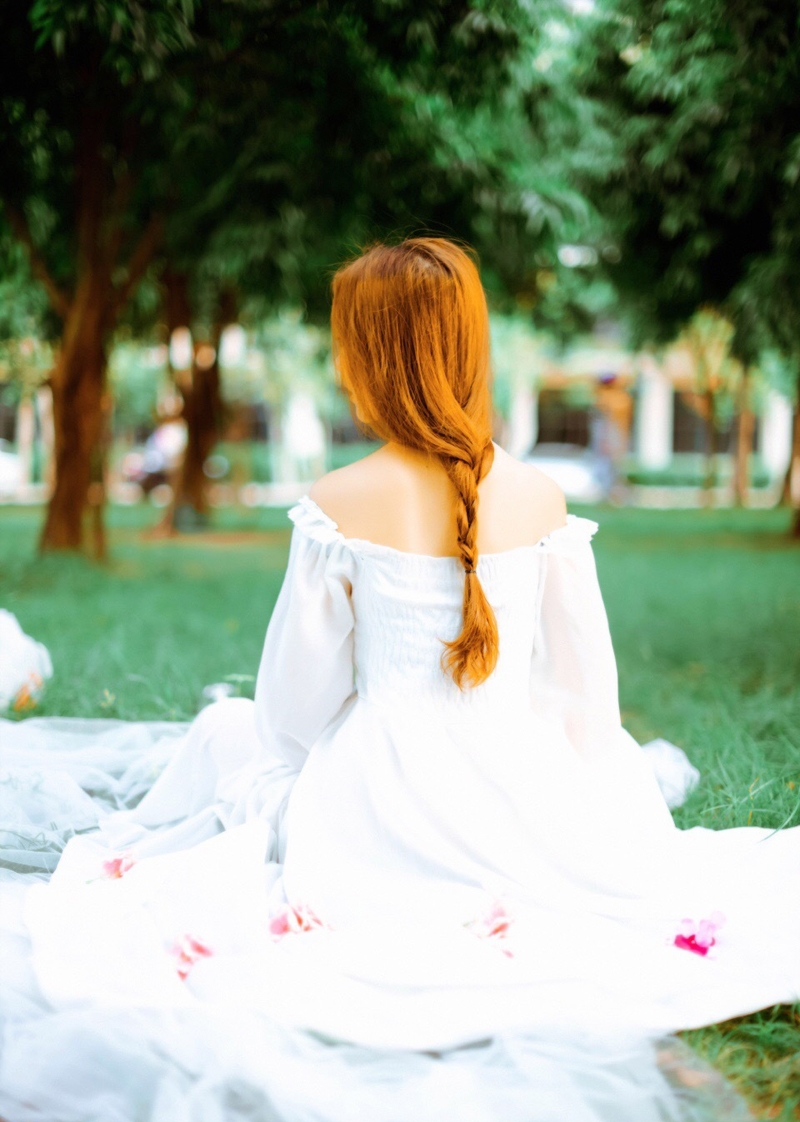 点击大图看下一张：白皙长裙女神草坪唯美写真