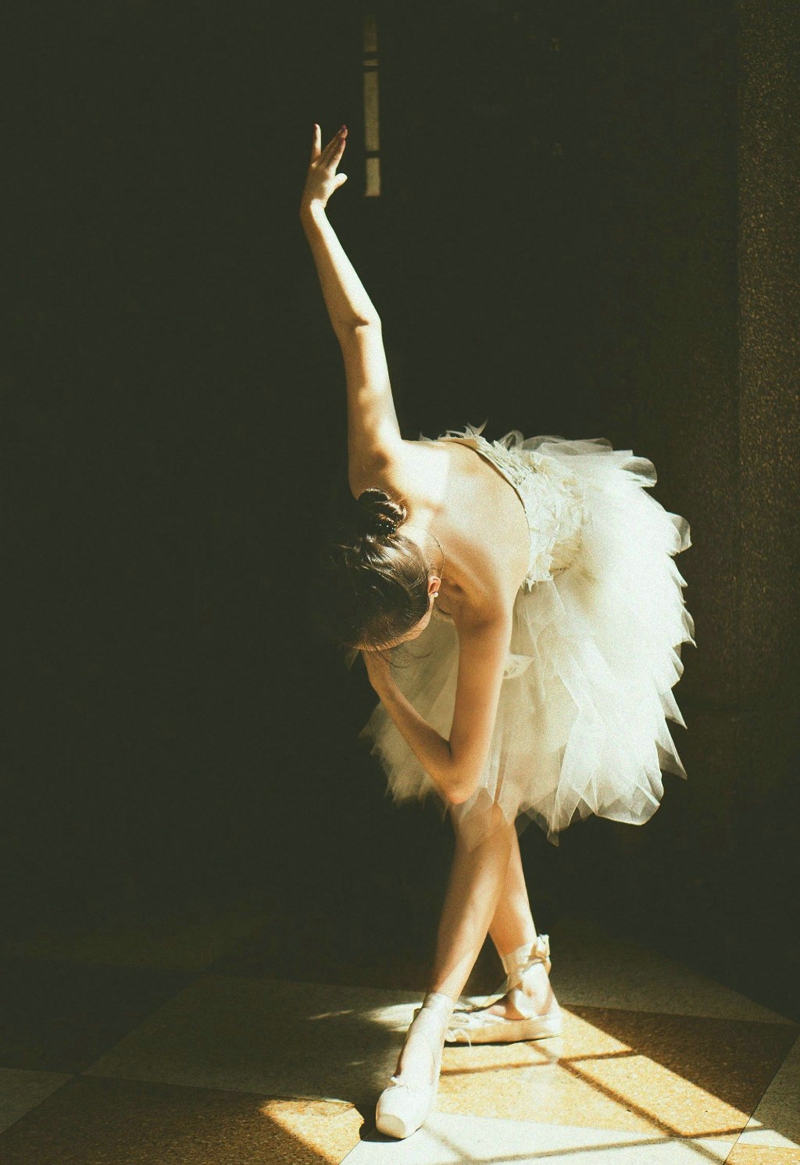 点击大图看下一张：昏暗私房内的芭蕾舞气质美女翩翩起舞