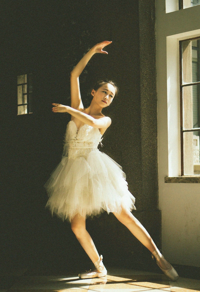 点击大图看下一张：昏暗私房内的芭蕾舞气质美女翩翩起舞