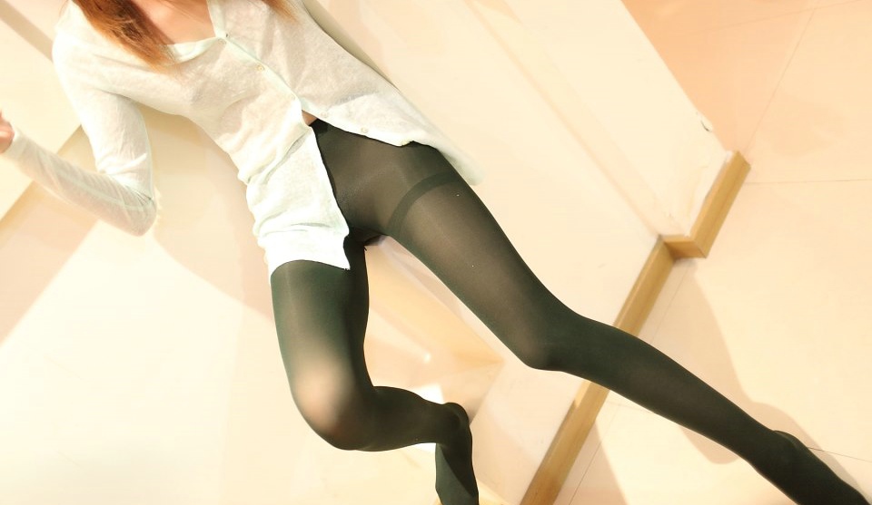 点击大图看下一张：突点衬衫美女黑丝袜彰显着极具的诱惑力