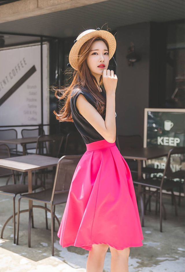 点击大图看下一张：粉嫩模特咖啡馆性感美艳长裙写真