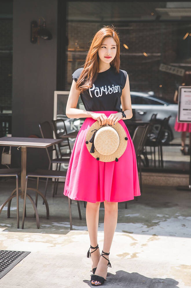 点击大图看下一张：粉嫩模特咖啡馆性感美艳长裙写真