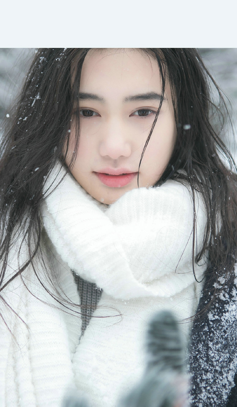 点击大图看下一张：雪天内的白皙嫩肤美女放肆微笑