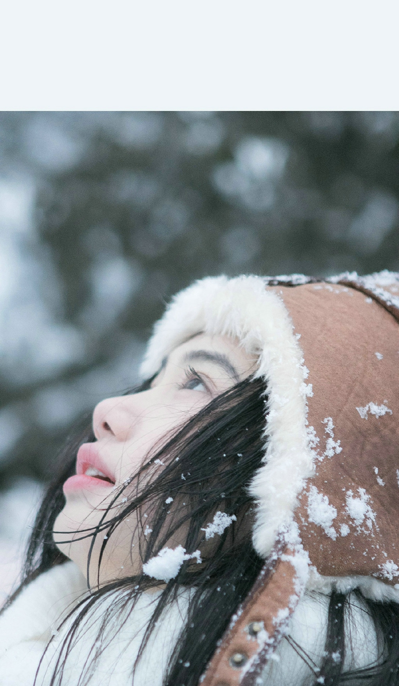 点击大图看下一张：雪天内的白皙嫩肤美女放肆微笑