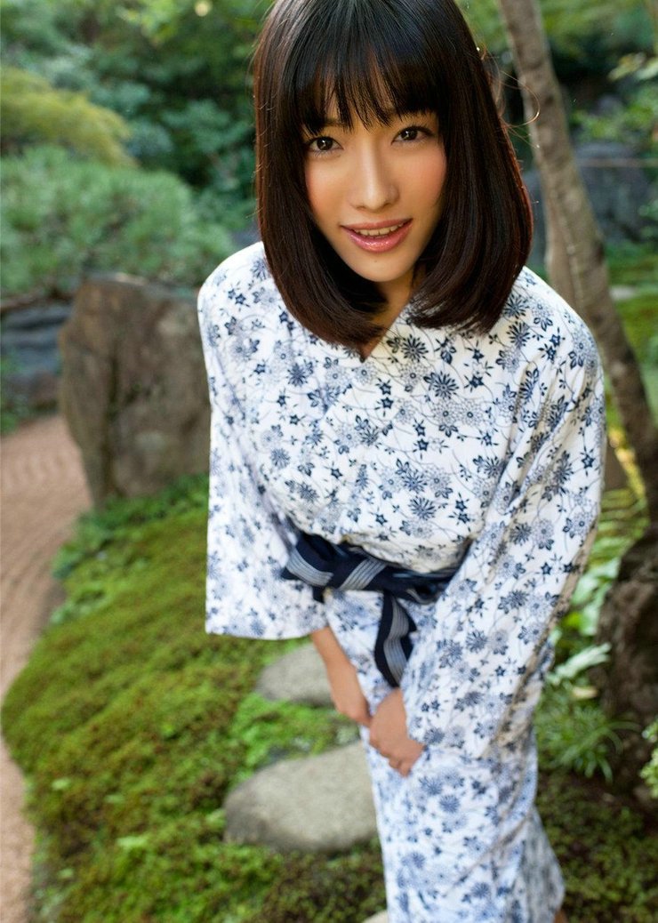 点击大图看下一张：日本当红气质偶像户外浴衣甜美写真