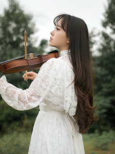 长发白裙美女安静温柔小提琴独奏
