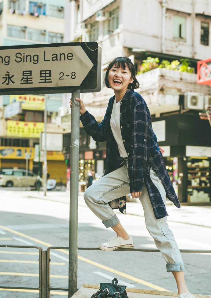 点击大图看下一张：漫步于香港街头的短发少女拍照自然随性可爱