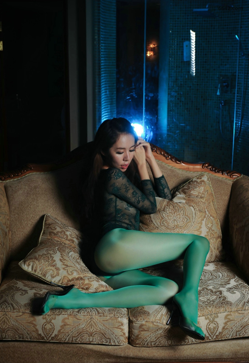 点击大图看下一张：沙发上妖娆情趣透视绿色丝袜美女